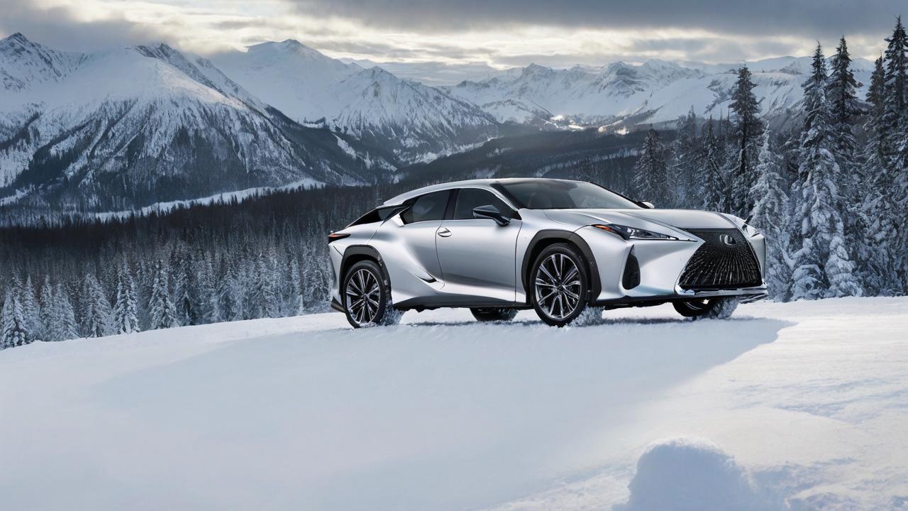В салоне современного такси Lexus в арабском стиле герой на заднем сиденье смотрит в окно на небоскрёбы Дубая, багаж стоит у ног. 8K, фотореалистичный рендер, текстуры кожи сидений, стекол и хромированных деталей. Мягкий портативный LED‑свет заполняет лицо героя в салоне, естественный уличный свет сквозь тёмные стёкла. Матовые поверхности кожи, отражения на стеклах. Средний план, объектив 50 мм, небольшой боке на фоне городской трассы, герой справа по правилу третей. Насыщенные серо‑синие тона ночного города, тёплые акценты уличных огней. Без излишнего шума, без надписей на стеклах, без других пассажиров. Стиль «кинематографичный влог». 