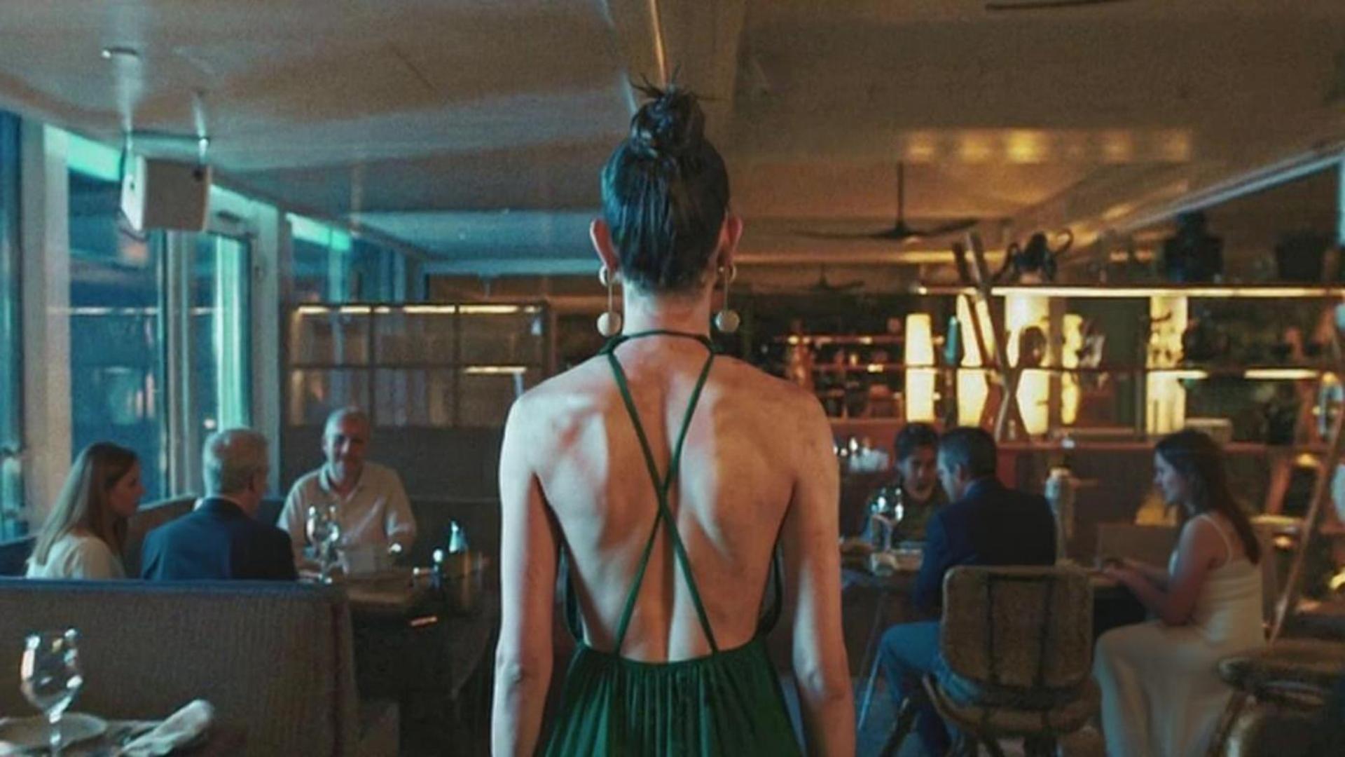 the guests of the evening admire the girl