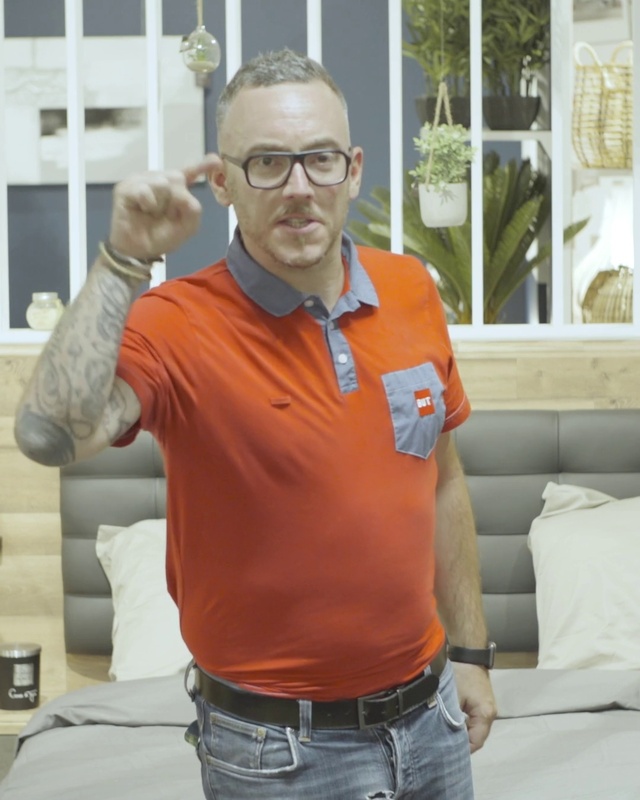 Video Reference N1: Glasses, Joint, Head, Jeans, Hand, Muscle, Vision care, Sleeve, Eyewear, Orange