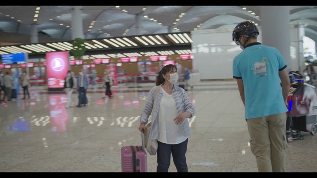 Video Reference N12: Standing, Travel, Leisure, Fun, City, Magenta, Event, Luggage and bags, Recreation, Hat