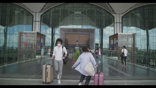 Video Reference N14: World, Building, Luggage and bags, Bag, Leisure, Event, City, Glass, Travel, Pedestrian
