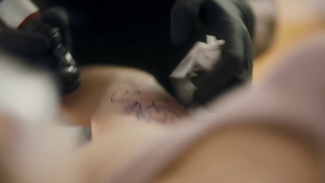 Video Reference N3: Shoulder, Eyelash, Neck, Gesture, Elbow, Black hair, Wrist, Chest, Temporary tattoo, Human leg