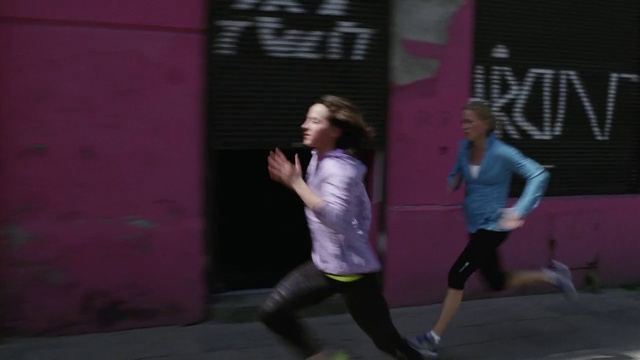 Video Reference N0: Shorts, Shoe, Performing arts, Entertainment, Sneakers, Exercise, Athlete, Recreation, Competition event, Thigh