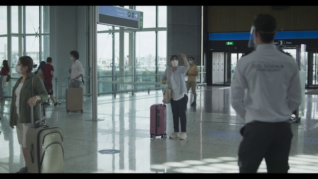 Video Reference N2: Trousers, Building, Luggage and bags, Standing, Bag, Travel, Flooring, City, Cleanliness, Passenger