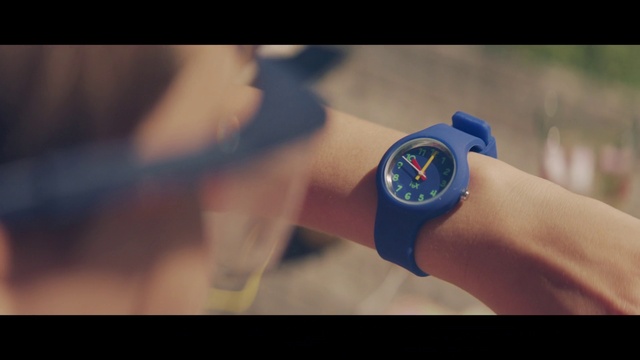 Video Reference N0: Watch, Gesture, Clock, Wrist, Analog watch, Electric blue, Watch accessory, Font, Metal, Fashion accessory