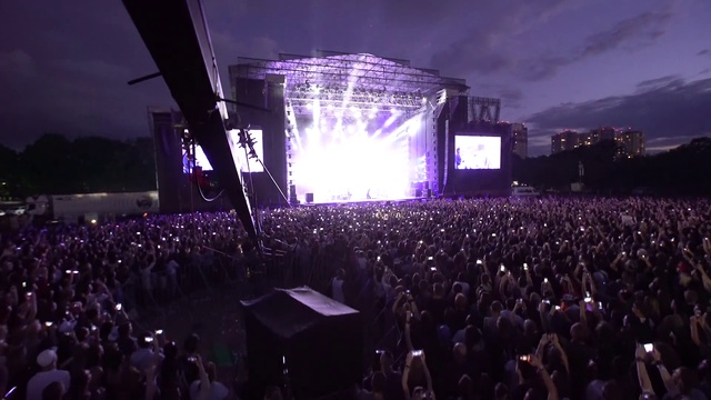 Video Reference N2: Performance, Crowd, Stage, Concert, Entertainment, Rock concert, Purple, Event, Light, Public event