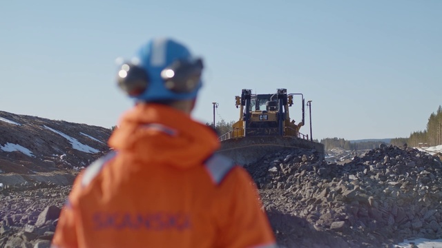 Video Reference N1: Geological phenomenon, Bulldozer, Outerwear, Personal protective equipment, Soil, Vehicle