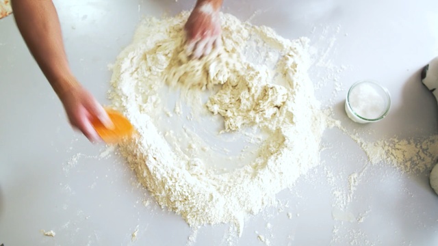 Video Reference N1: flour, wheat flour, dairy product, cream, mixture, ingredient, baking, powder, Person