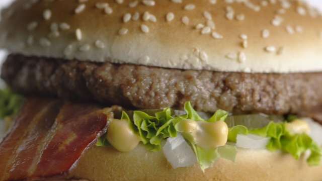 Video Reference N7: hamburger, fast food, veggie burger, sandwich, food, breakfast sandwich, cheeseburger, big mac, buffalo burger, patty