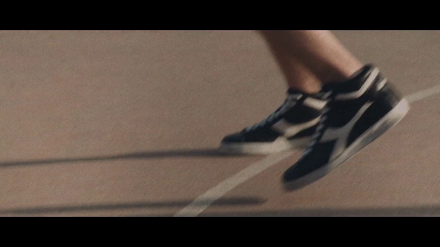Video Reference N0: Footwear, Shoe, Leg, Human leg, Recreation, Calf, Ankle, Sneakers, Sports equipment, Athletic shoe