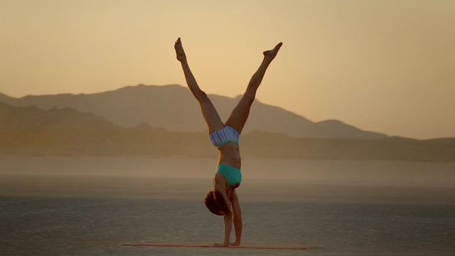 Video Reference N0: Acrobatics, Physical fitness, Balance, Performance, Flip (acrobatic), Sky, Fun, Yoga, Landscape, Stretching