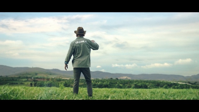 Video Reference N3: People in nature, Photograph, Grassland, Nature, Standing, Sky, Grass, Happy, Horizon, Cloud, Person