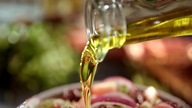 Video Reference N1: Vegetable oil, Drink, Glass, Olive oil, Cooking oil, White wine, Stemware, Wine, Oil, Alcohol, Person