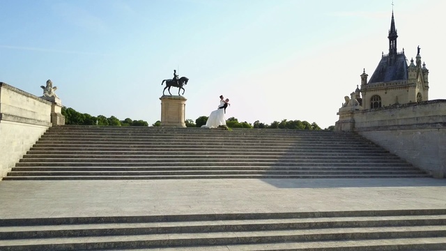 Video Reference N0: Roof, Landmark, Architecture, Finial, Building, Tourism, Monument, Tourist attraction
