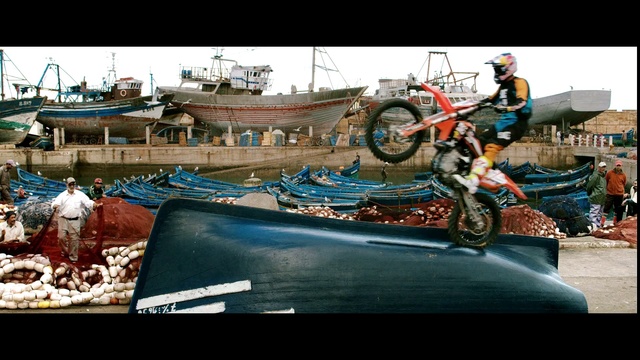 Video Reference N7: Vehicle, Mode of transport, Stunt, Bicycle motocross, Stunt performer, Recreation, Extreme sport, Freestyle bmx, Games, Person