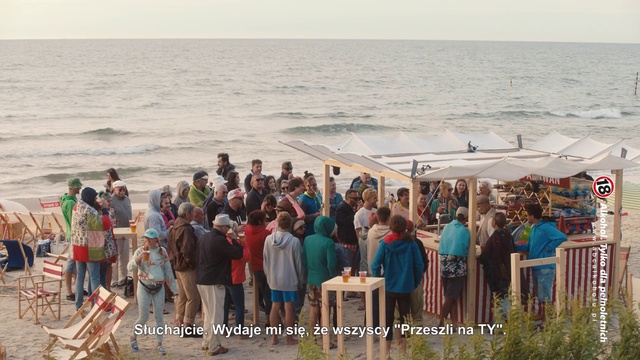 Video Reference N17: People, Community, Tourism, Sea, Coast, Event, Beach, Vacation, Crowd, Fun, Person