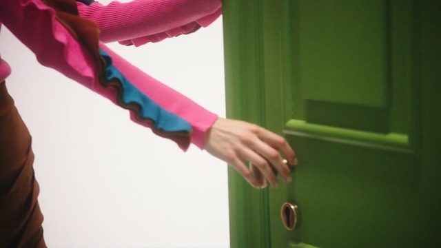 Video Reference N1: green, pink, shoulder, arm, textile, hand, magenta, finger