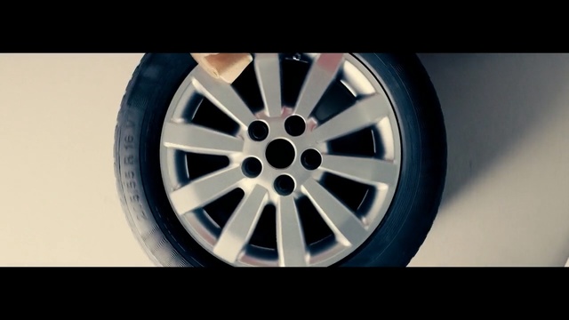 Video Reference N1: Alloy wheel, Rim, Tire, Spoke, Wheel, Auto part, Automotive wheel system, Automotive tire, Vehicle, Automotive design