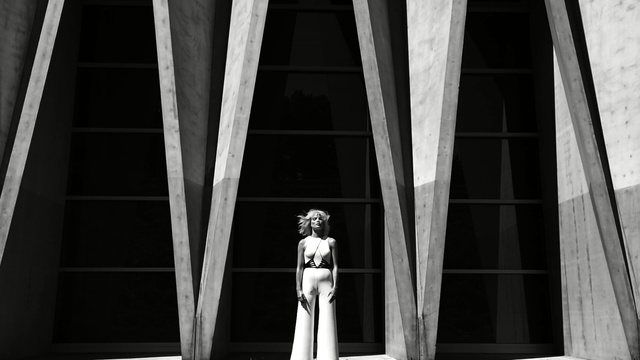 Video Reference N0: white, black, photograph, black and white, monochrome photography, structure, photography, window, architecture, monochrome