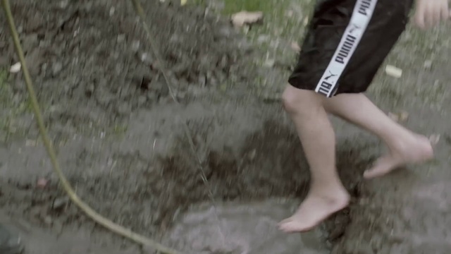 Video Reference N0: Leg, Human leg, Barefoot, Soil, Footwear, Thigh, Foot, Shoe, Mud