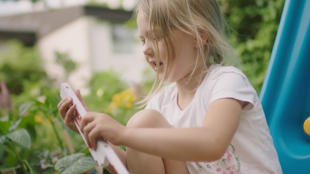 Video Reference N3: Child, Blond, Botany, Summer, Grass, Hand, Play, Technology, Adaptation, Plant