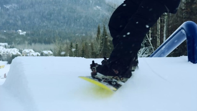 Video Reference N5: snow, winter, geological phenomenon, winter sport, snowshoe, freezing, snowboard, sports equipment, ice, snowboarding
