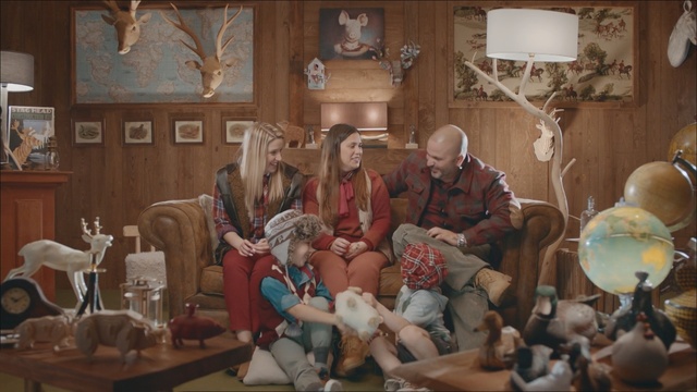 Video Reference N8: sofa, family, man, woman, children, girl, boy, room, home, fun, smile, Person