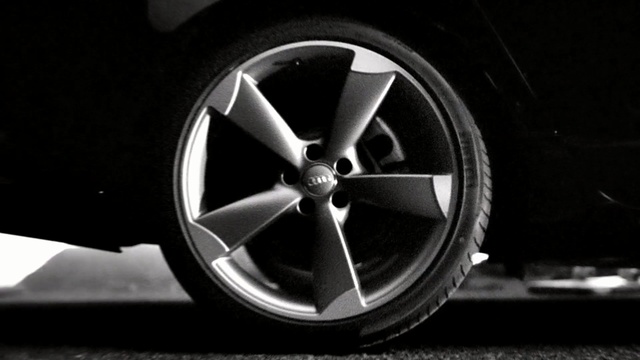 Video Reference N0: Alloy wheel, Rim, Wheel, Tire, Spoke, Automotive tire, Auto part, Automotive wheel system, Vehicle, Automotive design