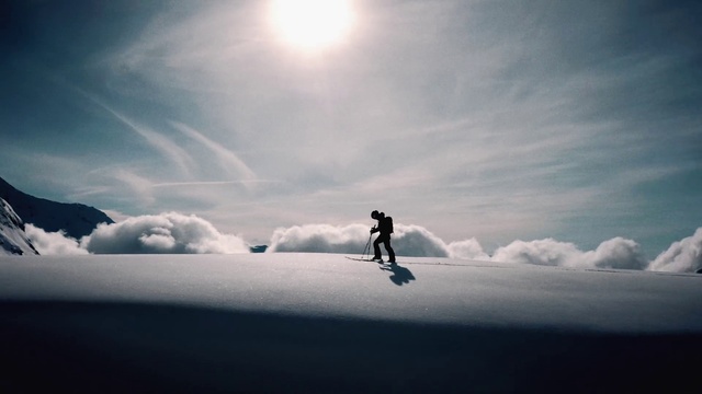 Video Reference N1: Cloud, Sky, Atmosphere, People in nature, Slope, Outdoor recreation, Ice cap, Snow, Flash photography, Freezing