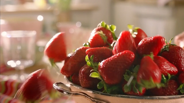 Video Reference N0: Strawberry, Strawberries, Food, Natural foods, Sweetness, Dish, Fruit, Cuisine, Plant, Ingredient