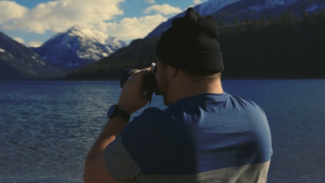 Video Reference N1: water, sky, mountainous landforms, vacation, lake, mountain, reflection, fjord, cloud, sea, Person