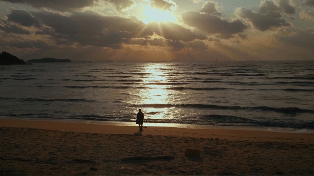 Video Reference N3: sea, sky, horizon, body of water, ocean, shore, sunset, beach, sunrise, calm, Person