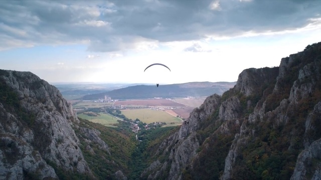 Video Reference N1: Paragliding, Air sports, Windsports, Parachute, Parachuting, Nature, Mountain range, Sky, Extreme sport, Highland