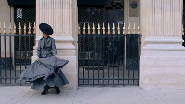 Video Reference N1: Gate, Door, Shoe, Person
