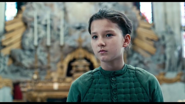Video Reference N15: Facial expression, Forehead, Human, Smile, Adaptation, Screenshot, Movie, Temple, Portrait, Scene, Person, Building, Young, Front, Table, Holding, Boy, Little, Green, Standing, Shirt, Smiling, Wearing, Man, Street, Girl, Cake, Woman, Pizza, Riding, Human face, Clothing, Face