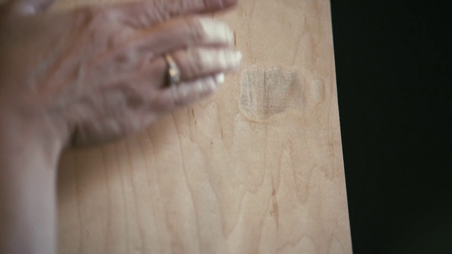 Video Reference N0: Wood, Hand, Finger, Plywood, Hardwood, Wood stain, Flooring, Material property, Floor, Nail