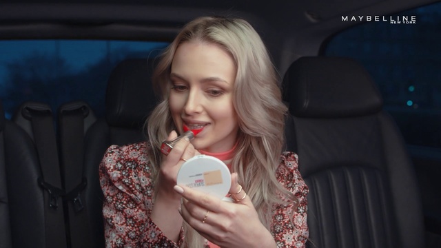 Video Reference N6: Hair, Face, Lip, Blond, Beauty, Mouth, Long hair, Hand, Drinking, Snack