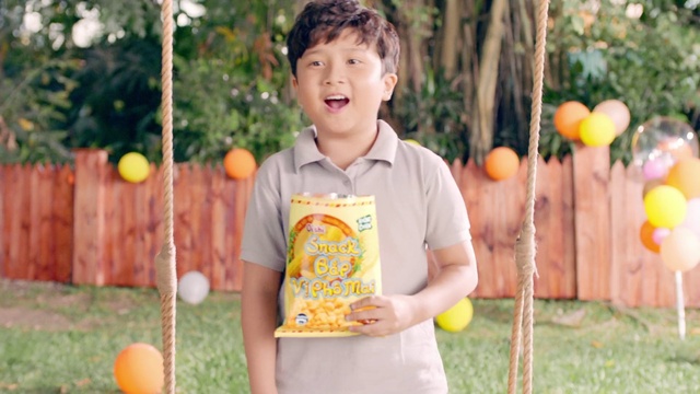 Video Reference N1: Facial expression, Child, Yellow, Play, Smile, Happy, Toddler, Party, Recreation, Plant