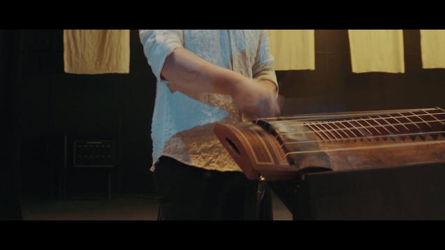 Video Reference N0: musical instrument, string instrument, string instrument, plucked string instruments, folk instrument, string instrument accessory, traditional chinese musical instruments, musical instrument accessory, slide guitar, acoustic guitar