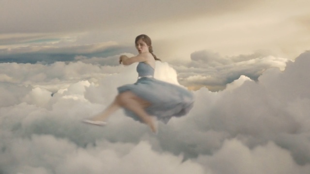 Video Reference N0: sky, cloud, daytime, meteorological phenomenon, calm, girl, happiness, Person