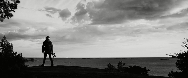 Video Reference N3: sky, cloud, white, black and white, monochrome photography, tree, sea, photography, horizon, atmosphere, Person