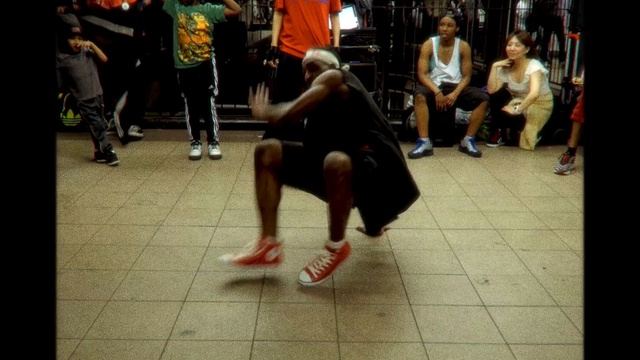 Video Reference N0: B-boy, Street dance, B-boying, Dance, Hip-hop dance, Event, Street, Performing arts, Leg, Crowd