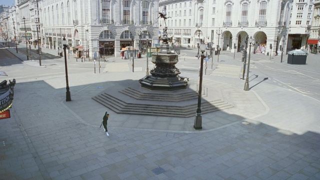 Video Reference N0: town square, public space, plaza, road surface, walkway, building, monument, city, pedestrian, facade