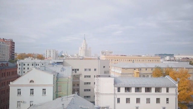 Video Reference N1: Roof, Landmark, Urban area, Daytime, Building, Architecture, City, Sky, Town, Human settlement, Person