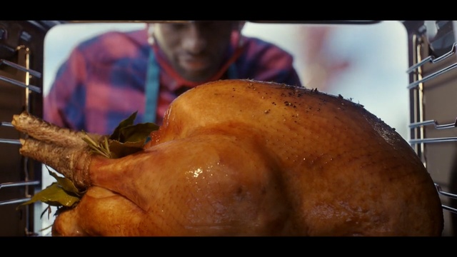 Video Reference N0: roasting, hendl, turkey, roast goose, turkey meat, meat carving, thanksgiving dinner, lechon, animal source foods, lechona