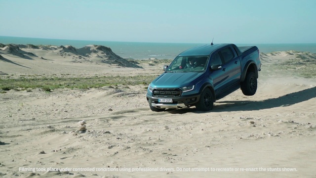 Video Reference N1: Land vehicle, Vehicle, Car, Natural environment, Off-roading, Landscape, Sand, Volkswagen amarok, Pickup truck, Truck
