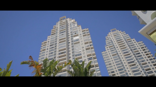 Video Reference N0: metropolitan area, skyscraper, landmark, daytime, metropolis, urban area, tower block, sky, building, condominium, Person