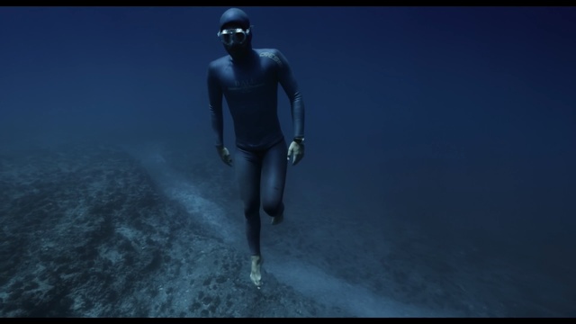 Video Reference N12: underwater diving, water, freediving, underwater, atmosphere, sky, diving, screenshot, darkness, wetsuit