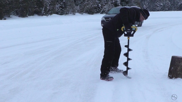 Video Reference N8: snow, freezing, winter, geological phenomenon, ice, winter sport, ski pole, snowshoe, arctic, blizzard, Person