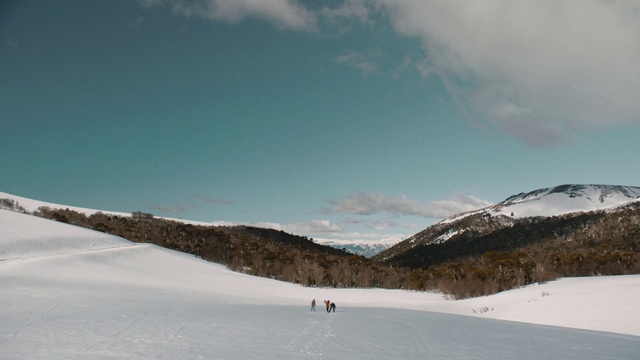 Video Reference N3: Snow, Winter, Sky, Mountain, Slope, Cloud, Geological phenomenon, Mountain range, Ridge, Recreation
